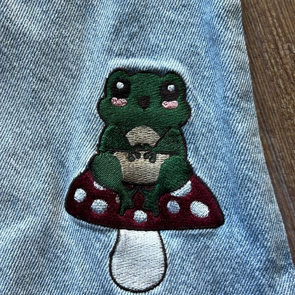 Hot Topic Denim Mom Jeans Size 11 | Frog Mushroom & Snails 🐸 🍄 🐌 - Picture 2 of 10